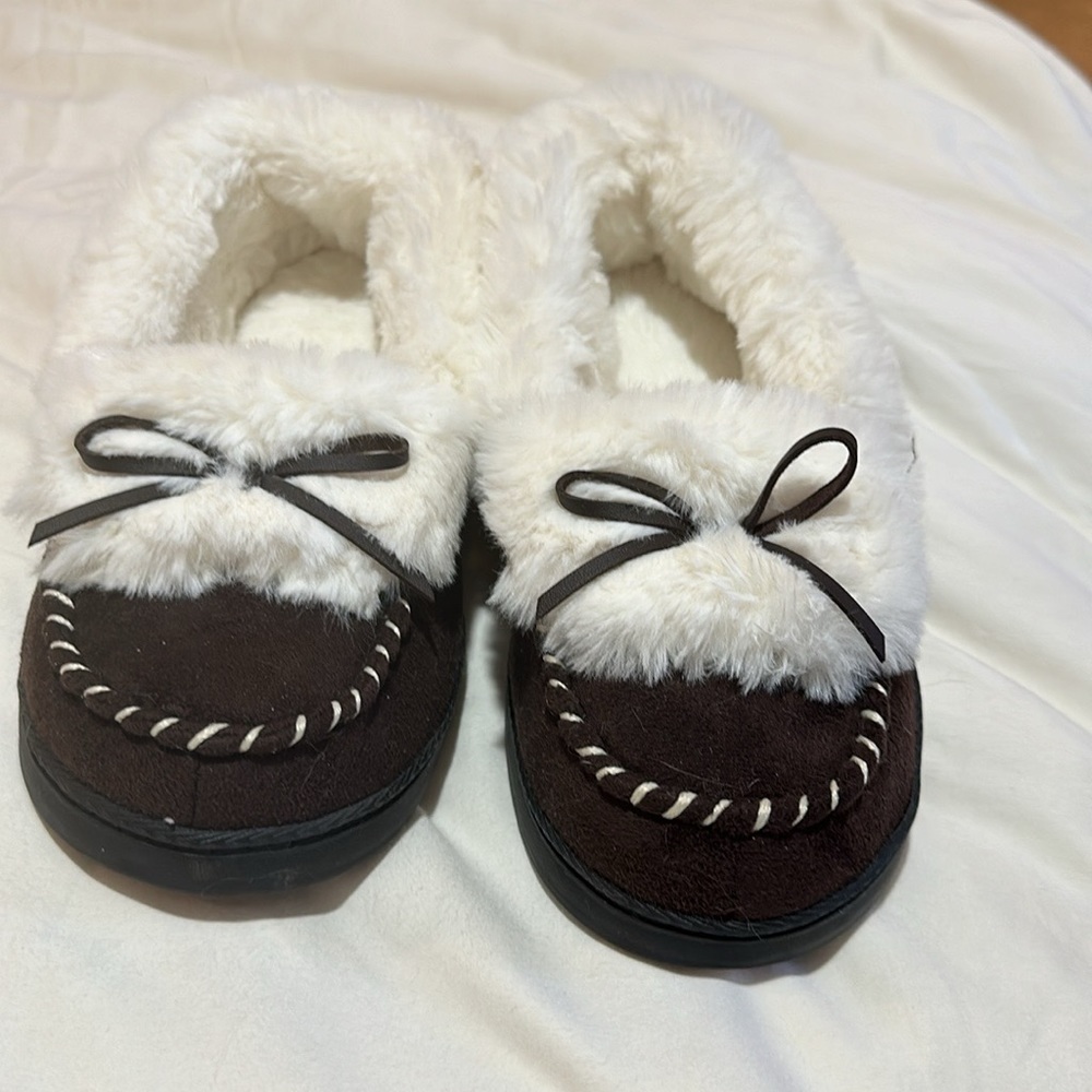 RockDove women’s Trapper moc memory foam slippers. Size 8-9.